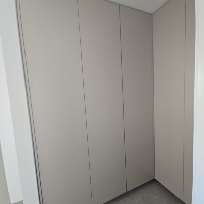 ארון קיר פינתית עם דלתות חלקות