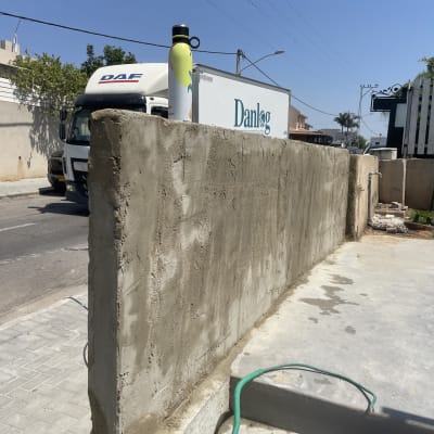 קיר בטון עם משאית ברקע ברחוב