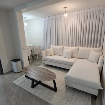 וילון לבן תלוי על קיר בסלון מודרני