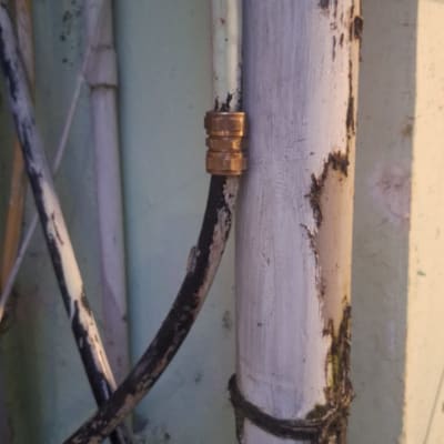 צינור עם חיבור מתכת על קיר