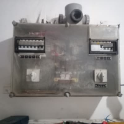 לוח חשמל עם מפסקים וכלי עבודה חשמלי