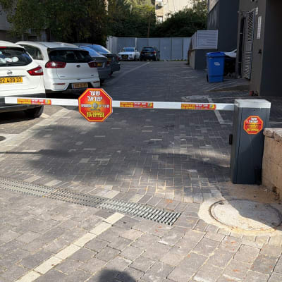 שער חשמלי עם שלט שער ישראל בחניון