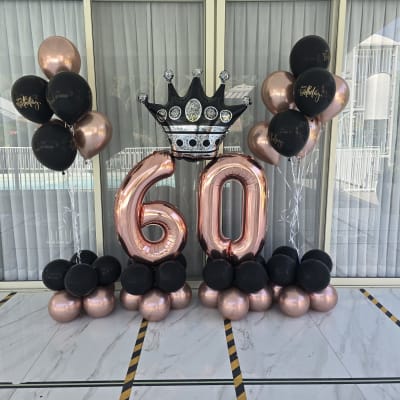 קישוט בלונים ליום הולדת 60 עם כתר