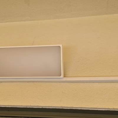 מנורת קיר מלבנית מותקנת על קיר