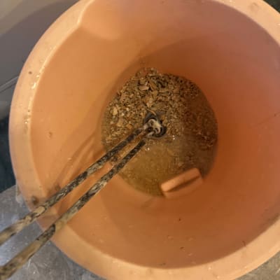 דלי עם גוף חימום ומים מלוכלכים