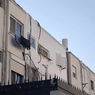 כביסה תלויה על חבל מחוץ לחלון בניין