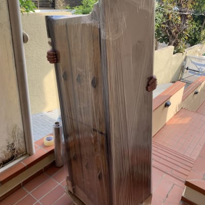 ארון עטוף בניילון נצמד על עגלת הובלה