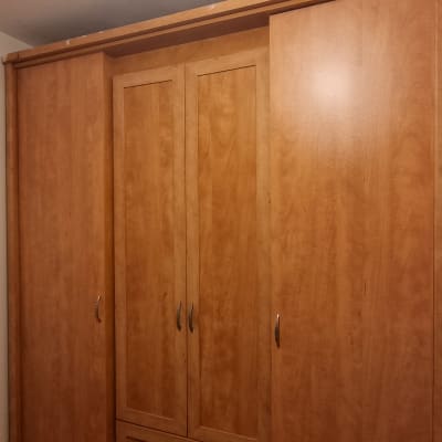 ארון עץ עם דלתות ומגירות