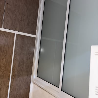 חלון נקי עם ארון עץ וברז