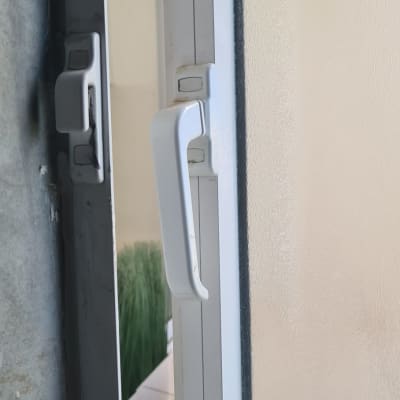 ידית חלון אלומיניום עם זכוכית מטושטשת