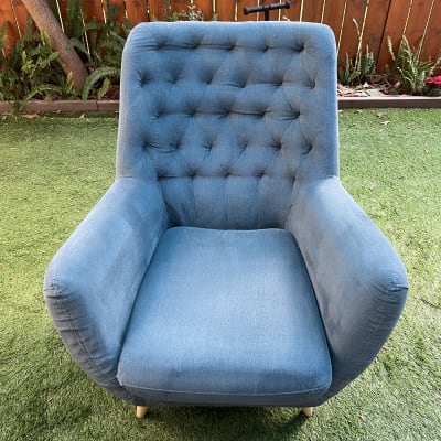 כיסא כחול עם שואב אבק לניקוי ספות