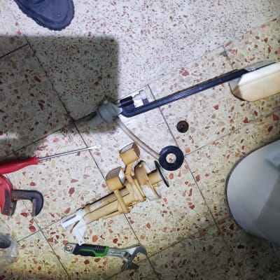 כלי עבודה וחלקי אינסטלציה על רצפה