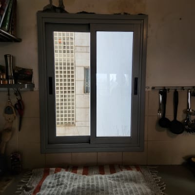 חלון אלומיניום עם מסגרת אפורה במטבח