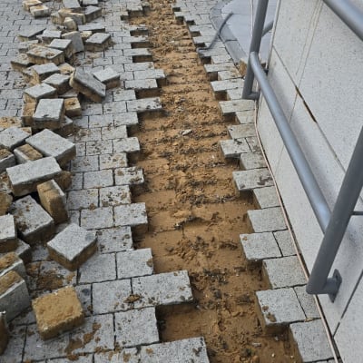 עבודת שיפוץ מדרכה עם אבנים משתלבות