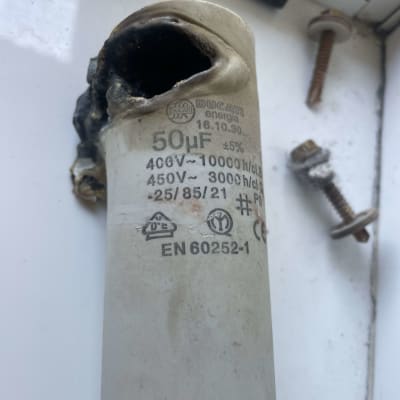 קבל שרוף עם סימני נזק, מתאים למזגן