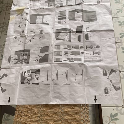 הוראות הרכבה למטבח על שולחן עם מפה קלועה