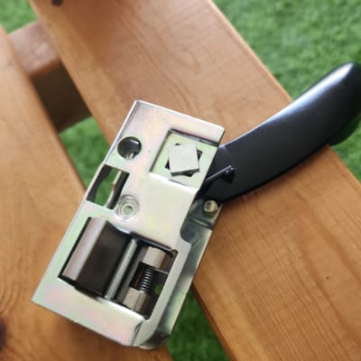 מנעול מתכת על ספסל עץ