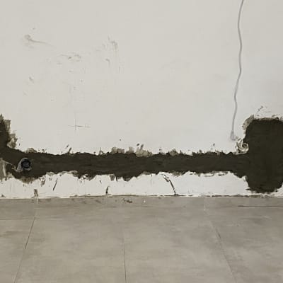 תיקון קיר עם צנרת חשופה