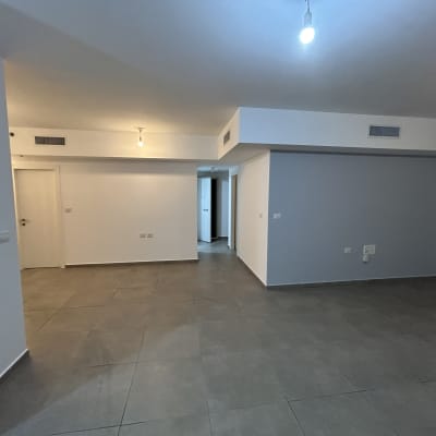 קירות צבועים בלבן ואפור בחדר ריק