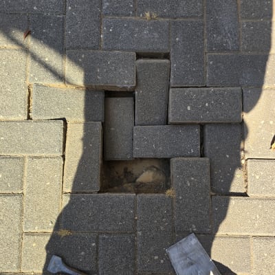 תיקון ריצוף עם כלים על המדרכה