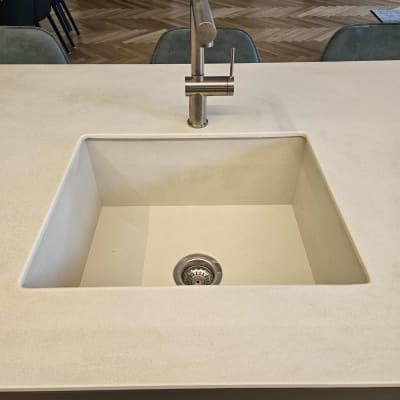 כיור מטבח עם ברז נירוסטה מודרני