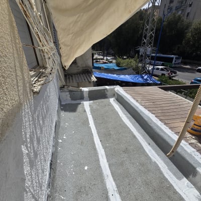 גג עם איטום חדש וחומרים לבנים