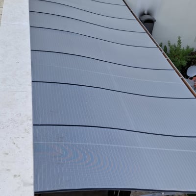 סוכך מותקן על מבנה חיצוני עם קיר אבן