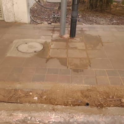 צינורות מים וביוב על רצפת בטון