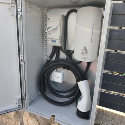 עמדת טעינה לרכב חשמלי עם כבל ומתגים