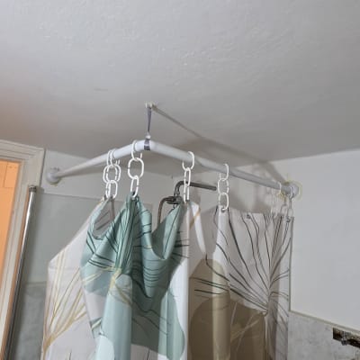 וילון מקלחת תלוי על מוט בחדר אמבטיה