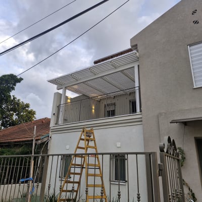 סולם עץ ליד גינה קטנה עם צמחים