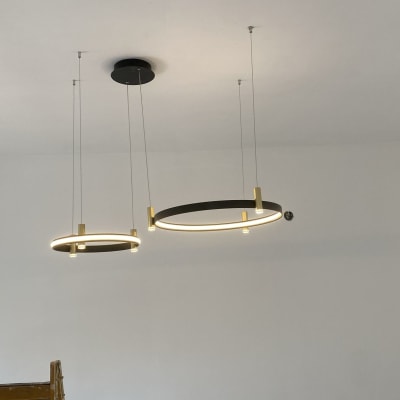 שני גופי תאורה תלויים מהתקרה עם סולם ברקע