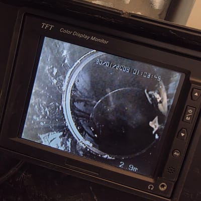 מסך תצוגה עם תמונה של צינור או מצלמה פנימית