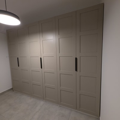 ארון בגדים עם דלתות בצבע בז