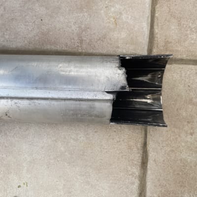 צינור מתכת שבור עם קצה פתוח על רצפה