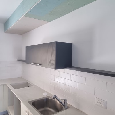 מטבח עם ארונות כיור ומשטח עבודה