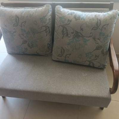 ספה עם כריות מעוצבות בפרחים