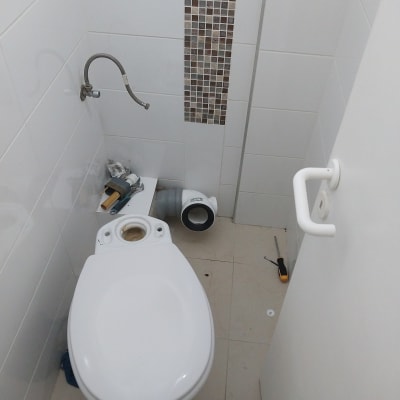 אסלה מפורקת עם כלים וסרט דבק על הרצפה