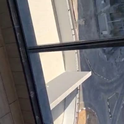 נוף עירוני מבעד לחלון זכוכית