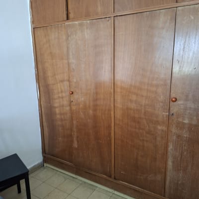 ארון עץ עם דלתות במראה ישן