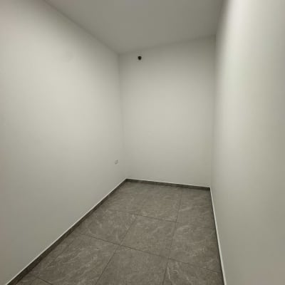 חדר עם קירות צבועים ורצפת אריחים אפורה