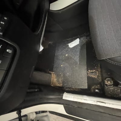 רצפת רכב מלוכלכת עם לכלוך ופסולת