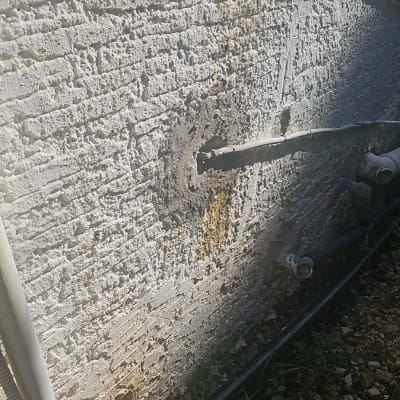 צינורות מים מחוברים לקיר חיצוני עם חיבורים