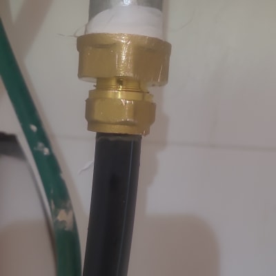 חיבור צינור מתכת עם מחבר פליז