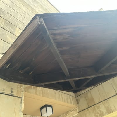 גג עץ משופע עם קורות תומכות