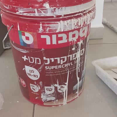 דלי צבע אדום עם כתמי צבע לבן