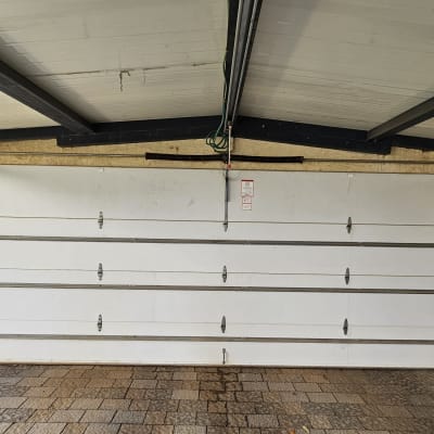 דלת מוסך חשמלית עם מסגרת מתכת