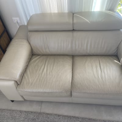 ספה עור בהירה עם כריות מושב ומשענת