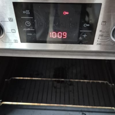 תנור אפייה עם תצוגה דיגיטלית ושעון