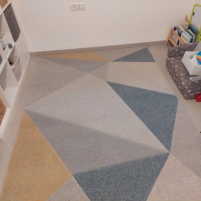 שטיח גיאומטרי על רצפה בחדר ילדים